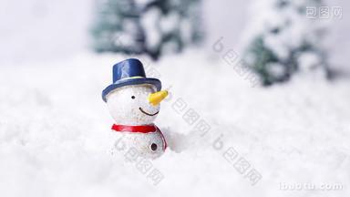 圣诞节雪地上的雪人横移镜头
